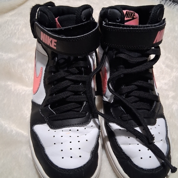 Nike Black and Pink Sneakers with Classic Design - Picture 9 of 13
